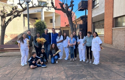 ENTREGA DE ROSAS DE SANT JORDI EN GERIÁTRICOS DE GAVÀ.
